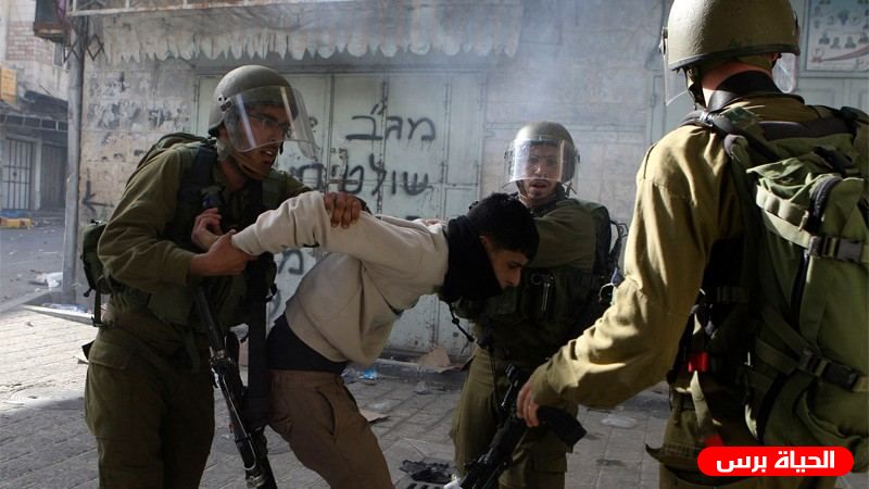 الاحتلال يعتدي على شاب في القدس قبل أن يعتقله